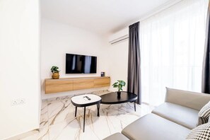 Living area - Bright & Modern 2-Bedroom Apartment - by HostMT (San Pawl il-Baħar)