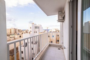 Property grounds - Bright & Modern 2-Bedroom Apartment - by HostMT (San Pawl il-Baħar)