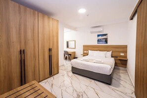 Room - Modern Comfort by the Coast 2 BR Gem - by HostMT (San Pawl il-Baħar)