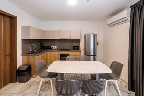 Private kitchen - Modern Comfort by the Coast 2 BR Gem - by HostMT (San Pawl il-Baħar)
