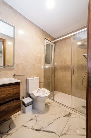Bathroom - Modern Comfort by the Coast 2 BR Gem - by HostMT (San Pawl il-Baħar)