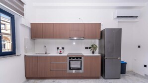 Une cuisine moderne avec des meubles en bois, un four en acier inoxydable et un lave-vaisselle encastré.