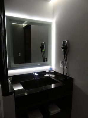 Phòng đôi Deluxe | Phòng tắm | Đồ dùng nhà tắm miễn phí, máy sấy tóc, khăn tắm, xà phòng 