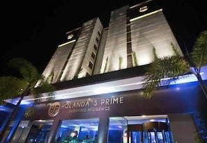 A multi-story building with the sign 'HOLANDA'S PRIME' indicating a shopping residence. - Holandas Prime Studio Varanda Lateral (João Pessoa)
