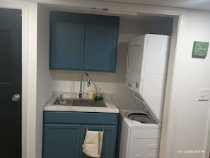 Private kitchen - Modern, well-lit 1-bedroom townhome-basement unit w/ separate entrance & kitchen (Baltimore)