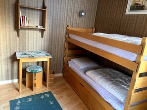 A bunk bed with a small table and a shelf above it. - 70-square-meter apartment with a view and ski-in/ski-out access right from the building (Huez)