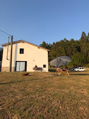 Il s’agit d’un bâtiment d’un seul étage, doté d’un toit plat, d’un petit porche et d’un patio aménagé avec une table et des chaises.