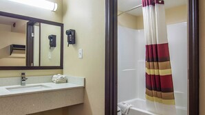 Bathroom - BlissPoint Inn Perrysburg (Perrysburg)
