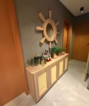 Ein Flur mit einem Holzkonsolentisch, einem Spiegel und Dekorationselementen.