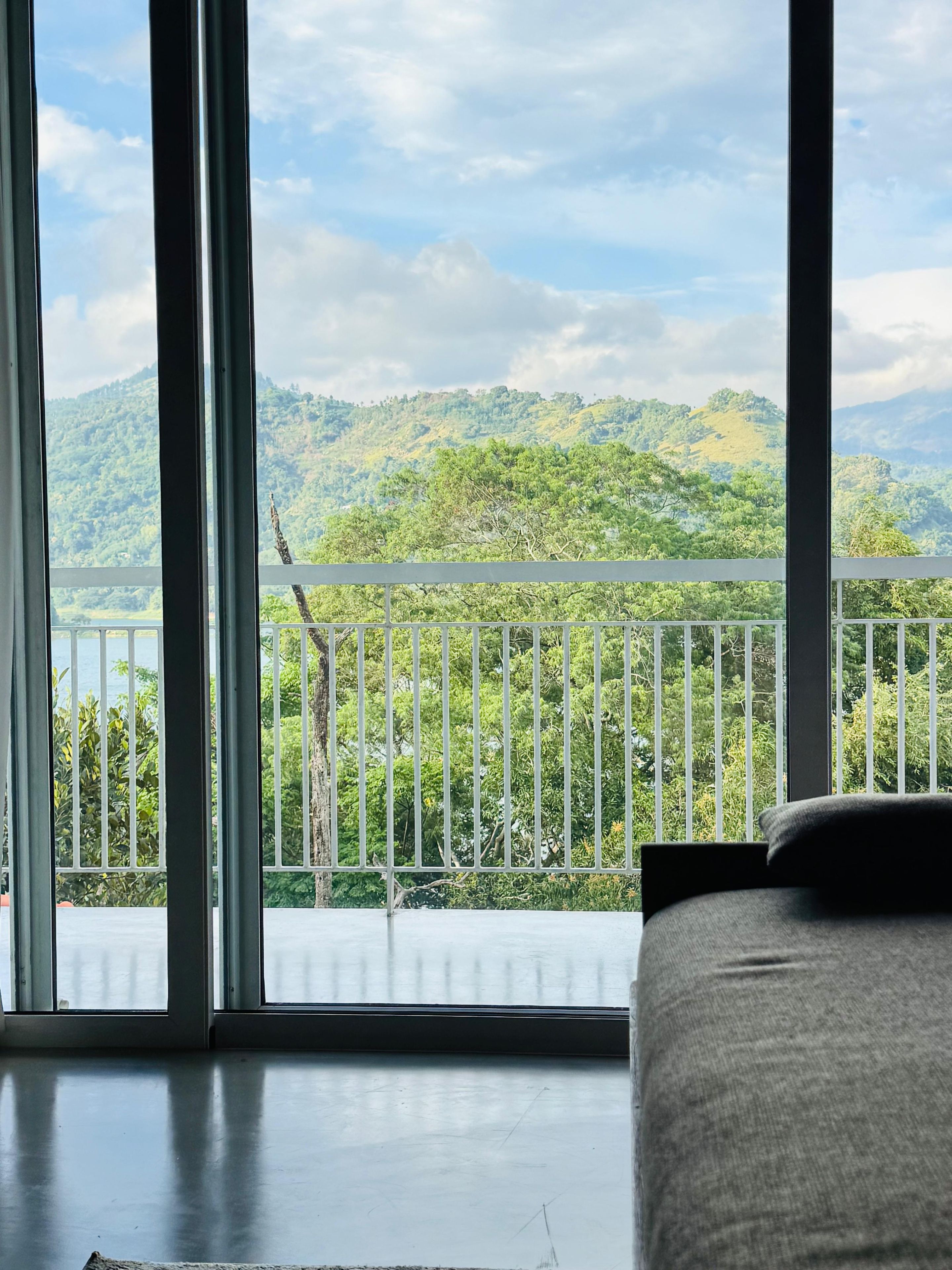 Una habitación con amplias ventanas que ofrecen vistas a un paisaje montañoso.