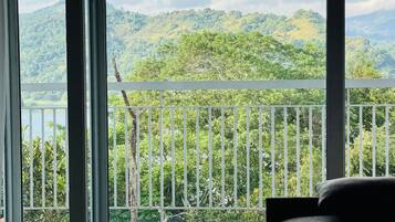 Una habitación con amplias ventanas que ofrecen vistas a un paisaje montañoso.