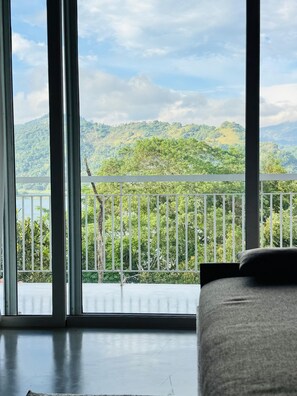A room with large windows offering a view of a mountainous landscape. - Villa Eranya Kandy (Digana)