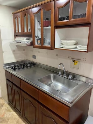 Apartament, balcó, vistes a la ciutat | Cuina privada | Microones