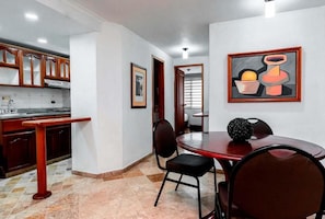 Apartament, balcó, vistes a la ciutat | Servei de restauració