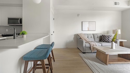 Landing Incredible 1bd, Gym, Clubhouse