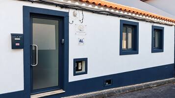 Un edificio con una puerta azul, un buzón y un cartel con el número 4.