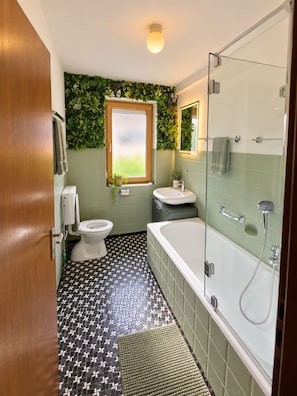 A bathroom with a toilet, sink, and bathtub. - Romantic, Renovated Baierweiher Hunting Lodge in Neubäu am See (Roding)