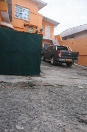 Unclassified image, 4 of 6, button - Ideal apartment with bedroom, living room, kitchen, and shower (louis)