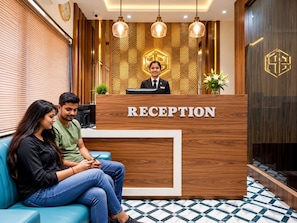 Lobby sitting area - HOTEL SHAHI PALACE (Mumbai)