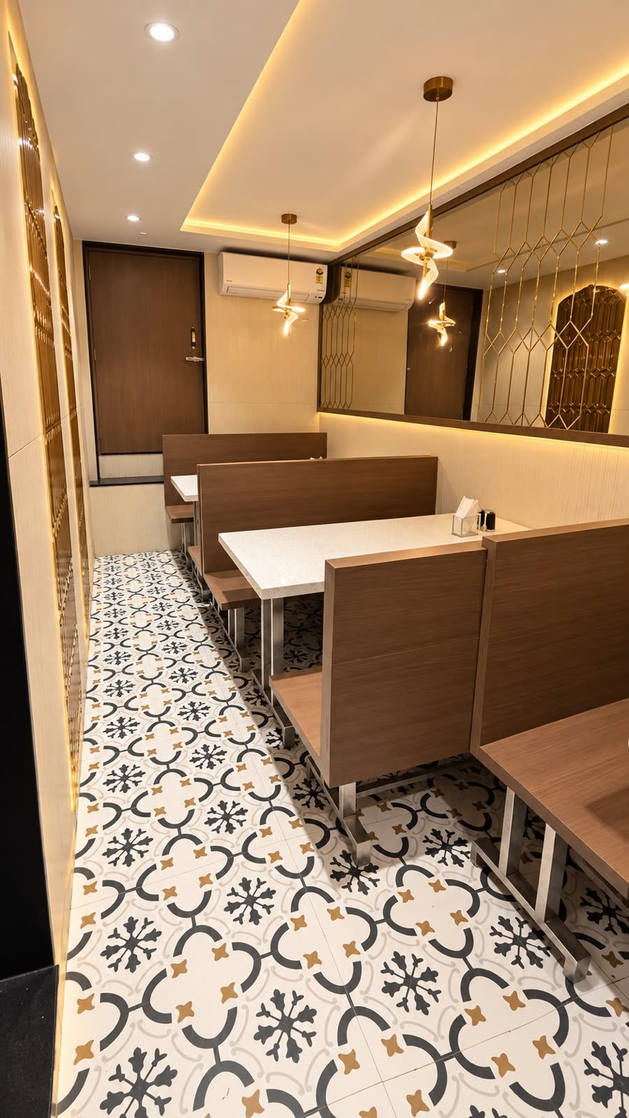 Un interior moderno con disposiciones para sentarse y suelo estampado.
