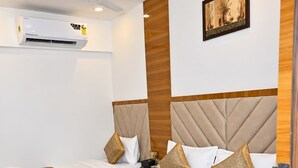 Deluxe Triple Room | Soundproofing, free WiFi - HOTEL SHAHI PALACE  (Mumbai)
