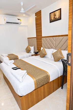 Deluxe Triple Room - HOTEL SHAHI PALACE (Mumbai)