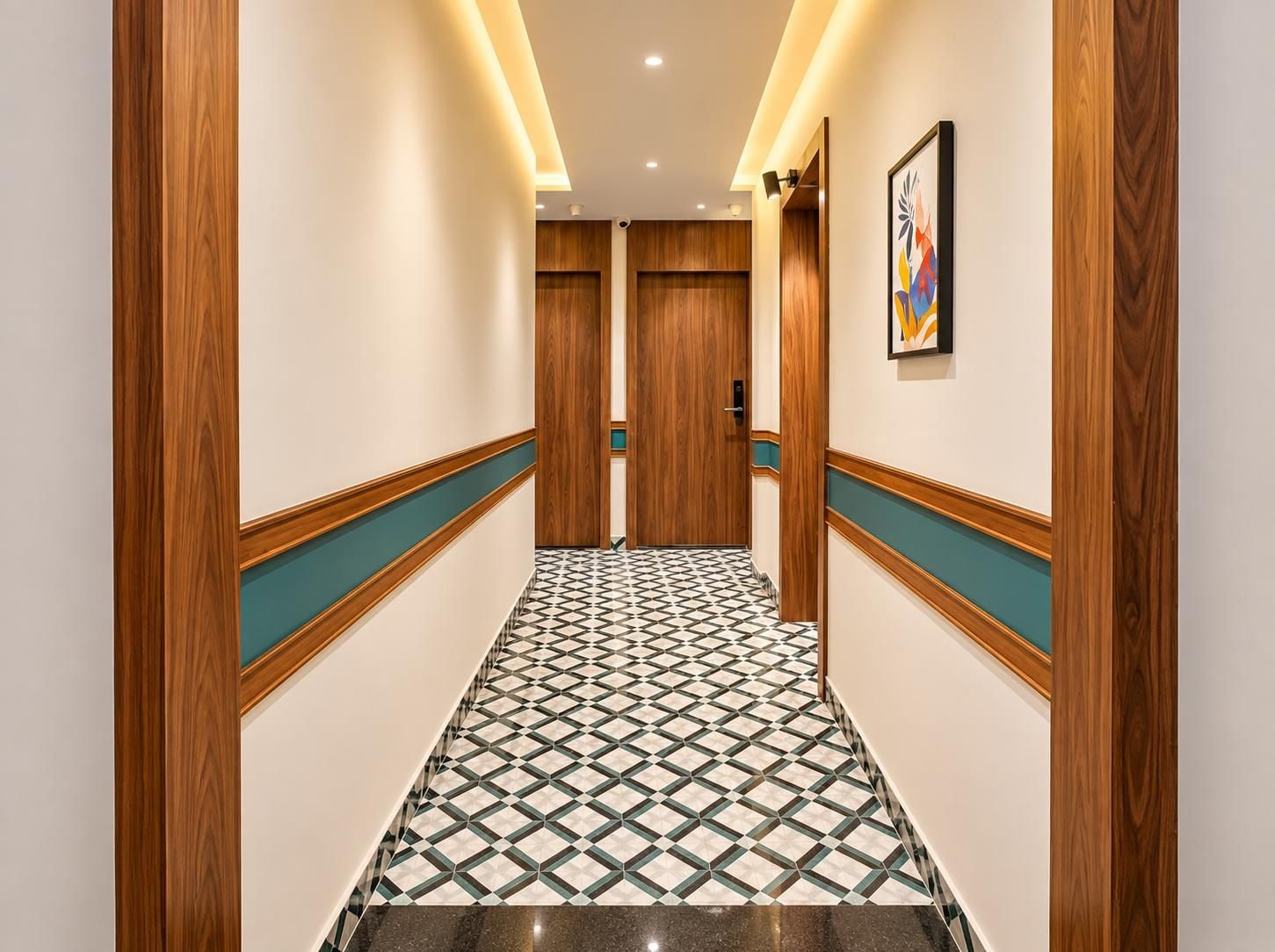 Un corridoio con pannelli in legno, un pavimento decorato e un quadro appeso al muro.
