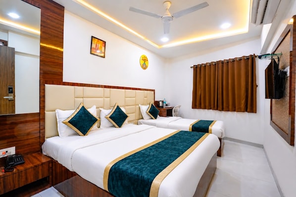 Deluxe Triple Room - HOTEL SHAHI PALACE (Mumbai)