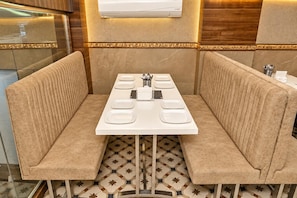 Free daily full breakfast - HOTEL SHAHI PALACE (Mumbai)