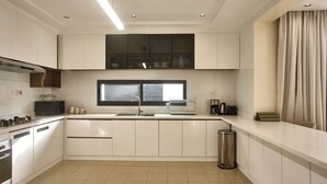 Villa exécutive, 3 chambres, cuisine | Cuisine privée | Réfrigérateur grande capacité avec congélateur, four à micro-ondes