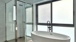 Villa exécutive, 3 chambres, cuisine | Salle de bain | Baignoire et douche séparées, articles de toilette (gratuits)