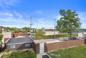 Un barrio residencial con una casa, un garaje y un césped.