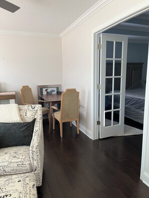Een hotelkamer met een bed, een bureau met een computer, een stoel en een bank.