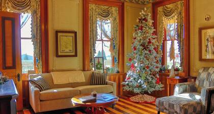 Escape to The Pella Mansion: Peaceful Countryside Estate, AC, Close to Pella, IA