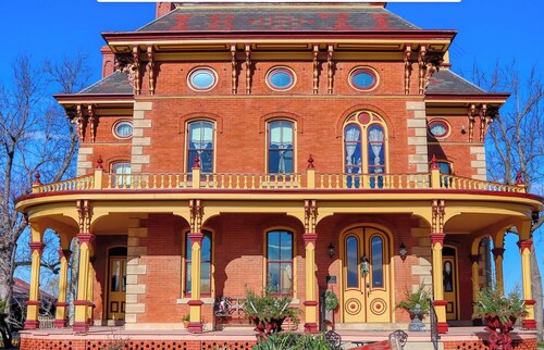 Escape to The Pella Mansion: Peaceful Countryside Estate, AC, Close to Pella, IA