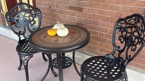 Outdoor dining - Escape to The Pella Mansion: Peaceful Countryside Estate, AC, Close to Pella, IA (Pella)