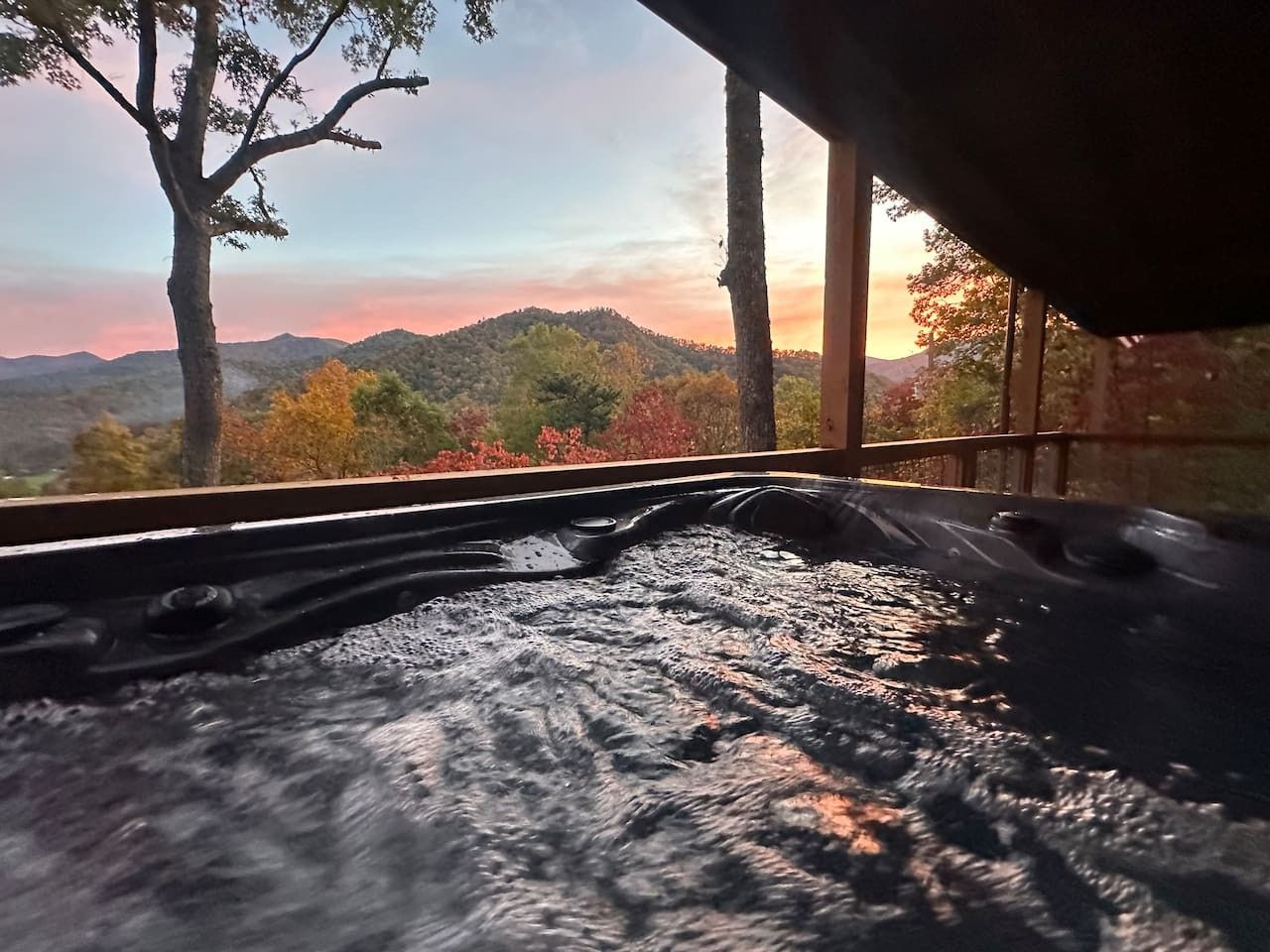 Ein Whirlpool mit Blick auf eine gebirgige Landschaft.