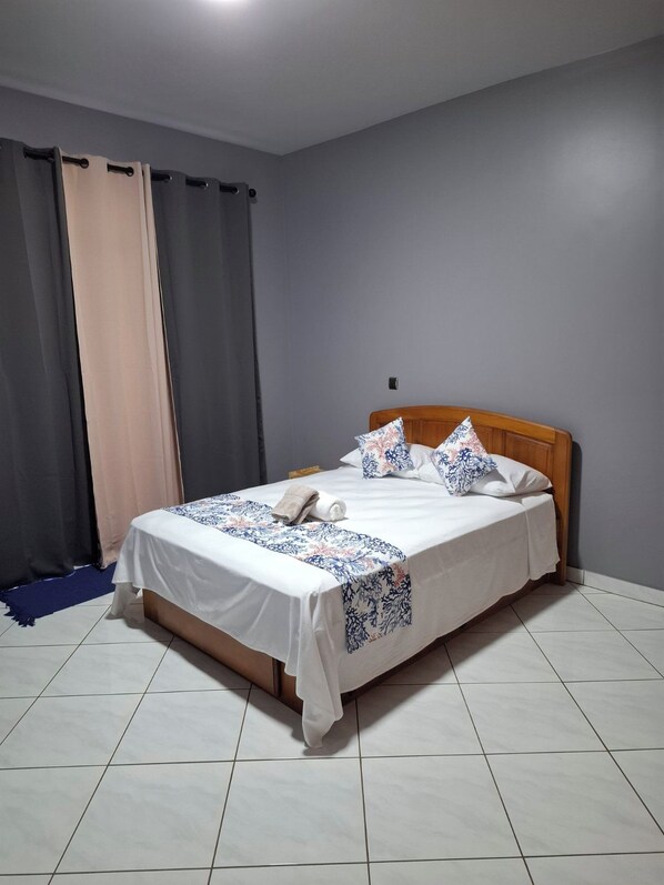 A hotel room with a bed, curtains, and a tiled floor. - KEYKI HOME (PIRAE)