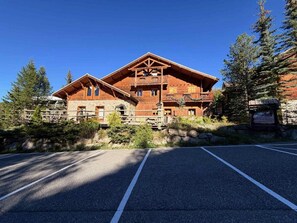 A lodge with a wooden exterior, a balcony, and a stone foundation. - 300 meters from the ski slopes, patio, 120 m², Vars (Vars)