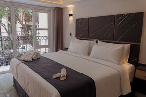 A hotel room with a large bed, a view through a sliding door, and a modern headboard. - Departamento Orquídeas Elegancia, amplitud y privacidad una estancia excepcional (Ciudad de México)