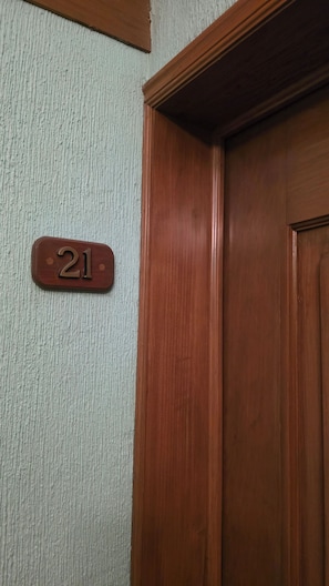 A wooden door with a number plaque indicating room 21. - Furnished Loft in Colonia Juárez, Alcaldía Cuauhté CDMX (Cuauhtémoc,)