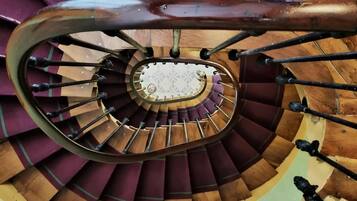 Una escalera de caracol con un elemento decorativo central.