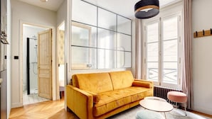 Deluxe-Apartment, Blick auf den Innenhof | Wohnbereich
