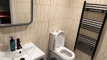 Shower, towels