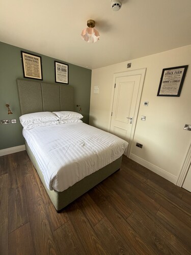 House Sleeps 8 With Parking and Balcony