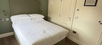 House Sleeps 8 With Parking and Balcony