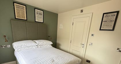 4 Bed Flat - Sleeps 8 - Parking - Wifi