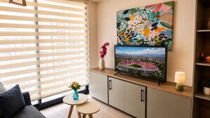 Apartamento família, vista para a cidade | Área de estar