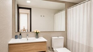 Apartamento família, vista para a cidade | Banheiro