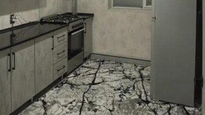 Una cocina compacta con estufa a gas, armarios, una ventana con persianas y un refrigerador.